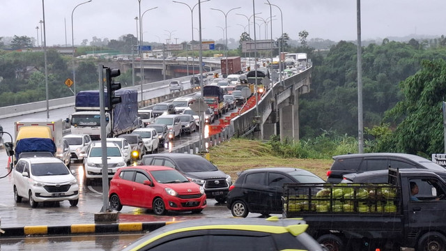 Antrean kendaraan setelah Exit Toll Parungkuda Tol Bocimi, Sukabumi, Sabtu (25/1). Foto: Dok. kumparan