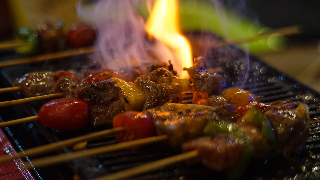 Menikmati sajian BBQ di Wood Villas Pagar Alam sembari berkunjung ke sejumlah destinasi wisata, Sabtu (25/1) Foto: ary/urban id