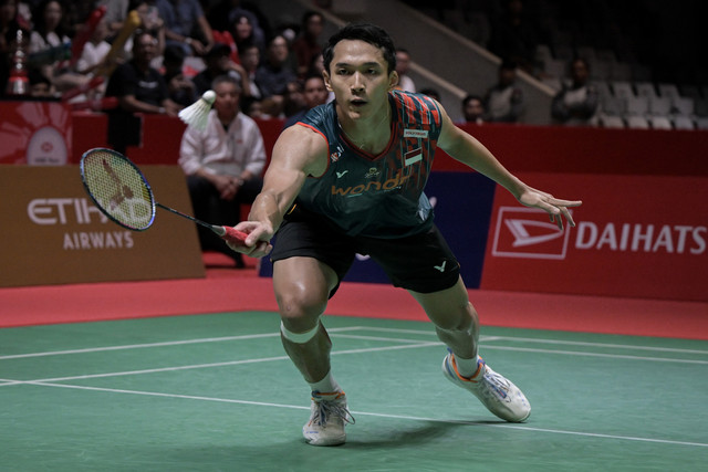 Pebulu tangkis tunggal putra Indonesia Jonatan Christie mengembalikan kok ke arah tunggal putra Taiwan Wang Tzu Wei pada semifinal Daihatsu Indonesia Masters 2025 di Istora Senayan, Jakarta, Sabtu (25/1/2025). Foto: ANTARA FOTO/Fauzan