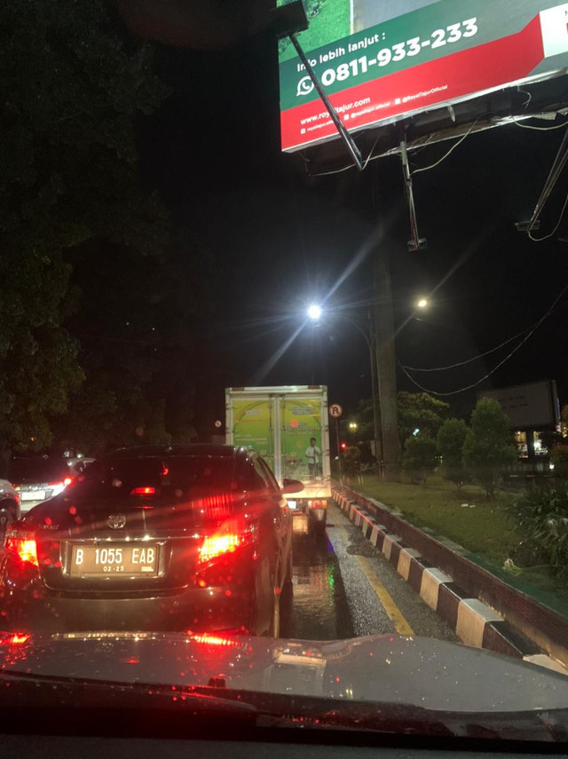 Macet parah di Jalan Raya Ciawi-Sukabumi, Sabtu (25/1). Foto: Mirsan Simamora/kumparan