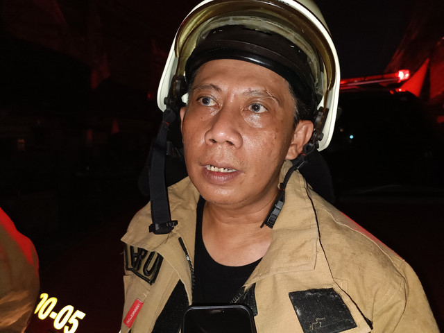 Perwira piket pemadam kebakaran di Jalan Mangga Besar XIII, Jakarta Pusat, Heru Agus Mawardi, saat diwawancarai wartawan usai selesai pemadaman, Sabtu (25/1/2025). Foto: Fadhil Pramudya/kumparan