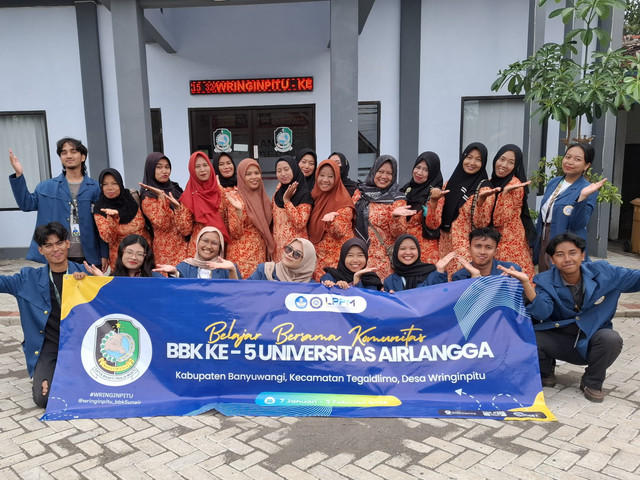 Foto bersama dengan ibu-ibu kader posyandu Desa Wringinpitu, Kecamatan Tegaldlimo, Kabupaten Banyuwangi. Sumber: dokumentasi pribadi penulis.