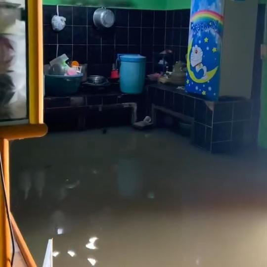 Banjir menggenangi rumah warga di Desa Bandar Agung, Kecamatan Sragi, Kabupaten Lampung Selatan. | Foto: Istimewa