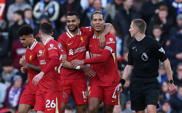 Selebrasi Cody Gakpo bersama Virgil van Dijk saat Liverpool vs Ipswich Town dalam laga pekan ke-23 Liga Inggris 2024/25 di Stadion Anfield, Sabtu (25/1) malam WIB. Foto: Phil Noble/REUTERS