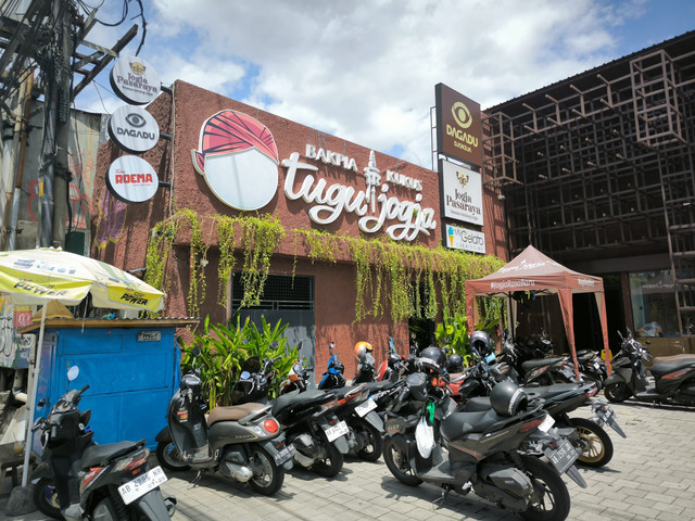 Suasana di depan toko bakpia tugu jogja