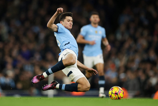 Aksi Abdukodir Khusanov saat Man City vs Chelsea dalam laga pekan ke-23 Liga Inggris 2024/25 di Stadion Etihad, Minggu (26/1) dini hari WIB. Foto: Action Images via Reuters/Lee Smith