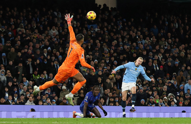 Robert Sanchez tak mampu gagalkan Erling Haaland cetak gol saat Man City vs Chelsea dalam laga pekan ke-23 Liga Inggris 2024/25 di Stadion Etihad, Minggu (26/1) dini hari WIB. Foto: Action Images via Reuters/Lee Smith