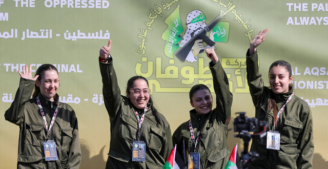 4 Tentara Wanita Israel yang sudah ditahan sejak 7 Oktober 2023, mereka tersenyum dan melambaikan tangan jelang dibebaskan pada Sabtu (25/1). Foto: Dawoud Abu Alkas/REUTERS