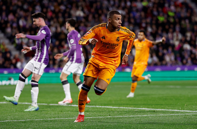 Kylian Mbappe cetak gol saat Real Valladolid vs Real Madrid dalam laga pekan ke-21 Liga Spanyol 2024/25 di Estadio Jose Zorrilla, Minggu (26/1) dini hari WIB. Foto: REUTERS/Juan Medina