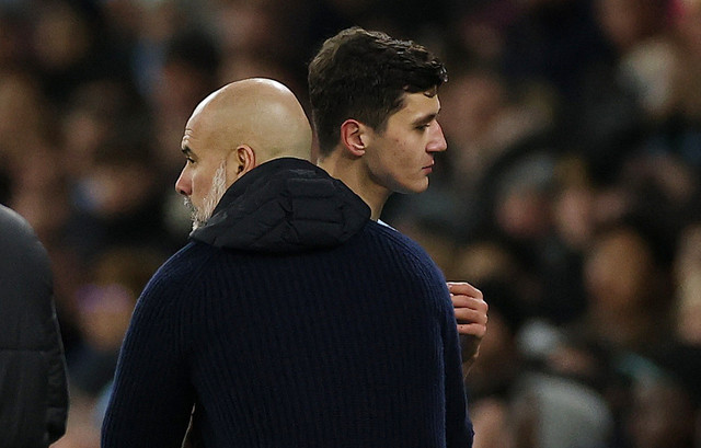 Abdukodir Khusanov melewati Pep Guardiola saat Man City vs Chelsea dalam laga pekan ke-23 Liga Inggris 2024/25 di Stadion Etihad, Minggu (26/1) dini hari WIB. Foto: Action Images via Reuters/Lee Smith