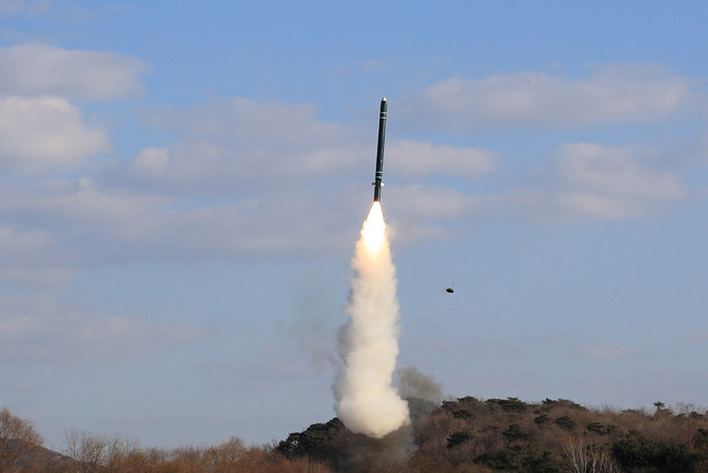 Uji coba rudal jelajah strategis di lokasi yang dirahasiakan, Korea Utara, Sabtu (25/1/2025). Foto: KCNA/via REUTERS