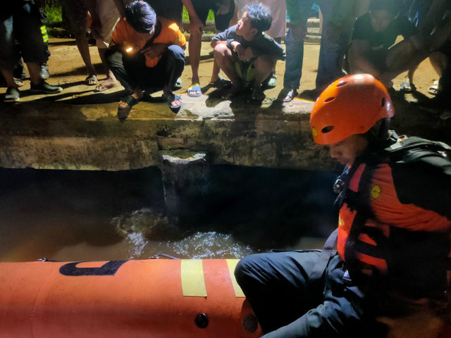 Tim penyelamat saat mengevakuasi korban tenggelam di Pontianak. Foto: Dok. Istimewa