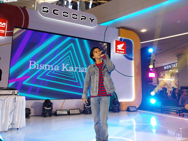 Bisma Karisma hadir menyapa penggemarnya dalam acara Public Launching 'New Honda Scoopy Totally Unique' yang berlangsung di Gaia Bumi Raya City Mall, Kubu Raya, Kalbar pada Sabtu, 25 Januari 2025. Foto: Alycia Tracy Nabila/Hi!Pontianak