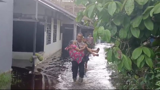 Personel Polres Singkawang saat menggendong nenek Aminah keluar dari rumahnya. Foto: Dok. Polres Singkawang