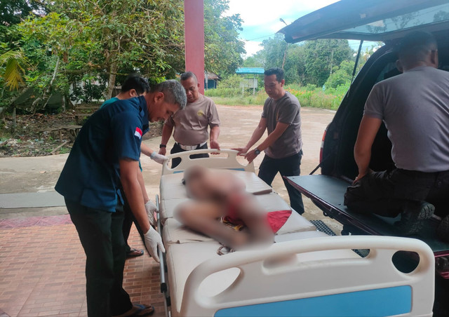 Pemuda yang diamuk warga karena mencuri motor saat dibawa ke rumah sakit. Foto: Dok, Polres Kubu Raya