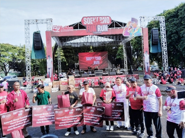 Penyerahan bantuan kepada korban banjir di Bandar Lampung, hasil dari dana pendaftaran peserta Soekarno Fun Run 5K | Foto : Eka Febriani / Lampung Geh