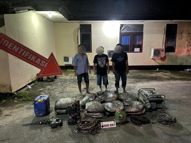 3 dari 9 terduga penambang emas tanpa izin di Divisi 6 PT WHS 2 diamankan di Mapolres Sambas. Foto: Dok. Satreskrim Polres Sambas