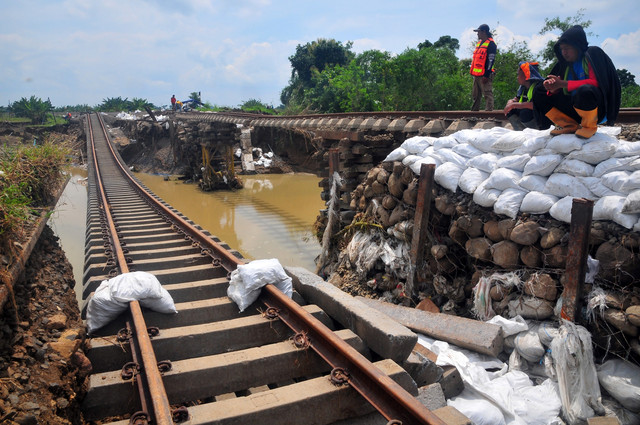 Pekerja melakukan upaya penanganan jalur rel kereta api km 32+5/7 antara Stasiun Gubug-Karangjati yang amblas akibat banjir luapan air Sungai Tuntang di Gubug, Grobogan Jawa Tengah, Minggu (26/1/2025). Foto: Yusuf Nugroho/ANTARA FOTO