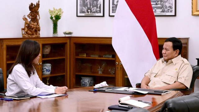 Menteri Komunikasi dan Digital Republik Indonesia Meutya Hafid (kiri) bersama Presiden Republik Indonesia Prabowo Subianto. Foto: Dok. Komdigi