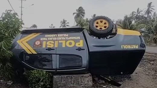 Mobil partoli polisi terguling di Kolaka. Foto: Dok. Istimewa