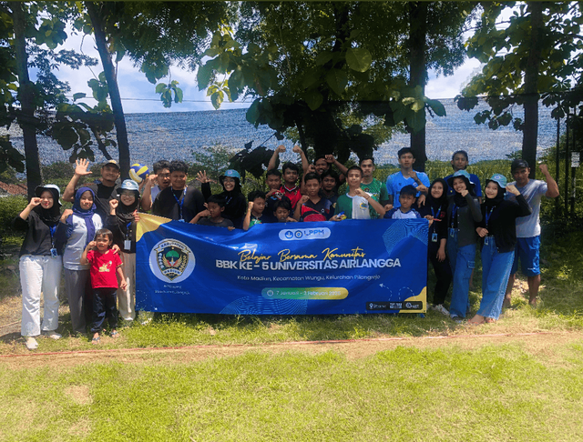 Foto peserta KKN-BBK 5 Unair bersama peserta lomba voli Desa Pilangrejo. Foto: Penulis
