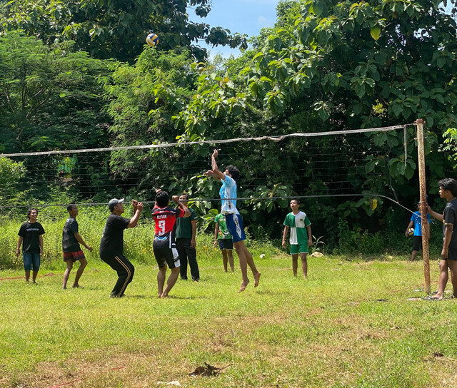 Keseruan permainan lomba voli antar RW. Foto: Penulis