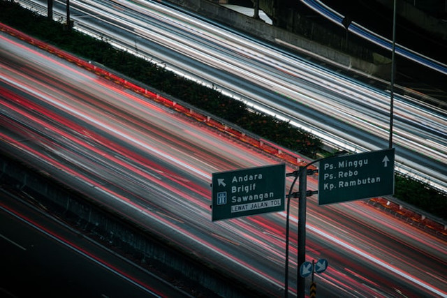 Tarif tol Jakarta - Bandung 2025. Foto hanyalah ilustrasi bukan tempat sebenarnya. Sumber: Unsplash/Fadhila Nurhakim