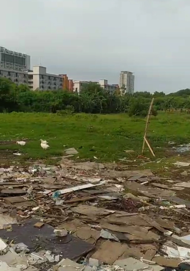 Kondisi Tanah Lapang yang Penuh Sampah di Kalideres Jakarta Barat  (Sumber Gambar:Gambar Pribadi)