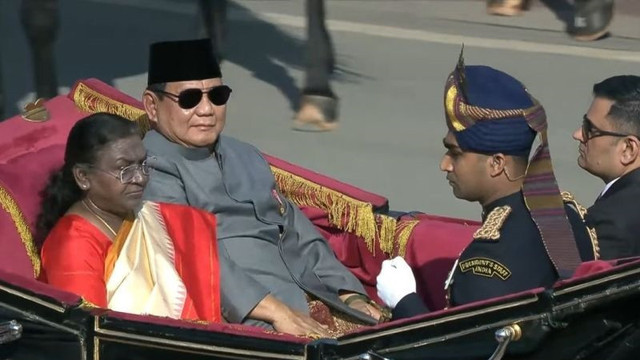 Presiden Prabowo Subianto menaiki kereta kuda saat mendampingi Presiden India Droupadi Murmu untuk menyaksikan parade Peringatan Ke-76 Hari Republik India di New Delhi, India, Minggu (26/1/2025). Foto: Mentari Dwi Gayati/ANTARA