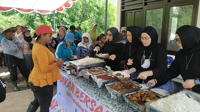 Makan siang bersama para pemulung di TPA Sumompo, Kota Manado, Sulawesi Utara, yang difasilitasi oleh kelompok perempuan, AVVA Community.