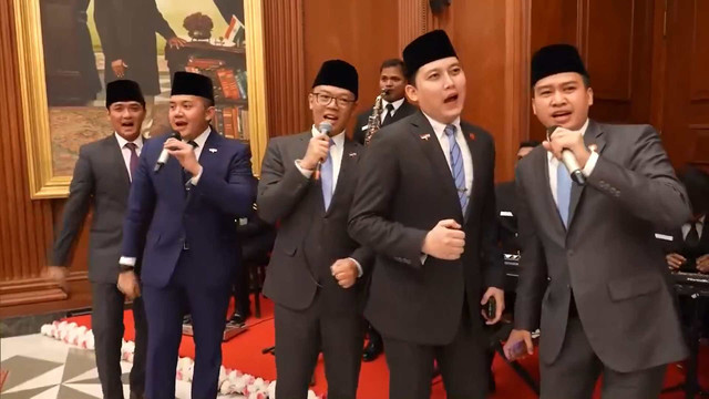 Delegasi Indonesia menyanyikan lagu Bollywood ikonik berjudul Kuch Kuch Hota Hai saat Prabowo menghadiri undangan jamuan makan malam di kediaman kenegaraan Presiden India Droupadi Murmu, di Rashtrapati Bhavan, New Delhi, India, Sabtu (26/1/2025). Foto: Dok. Tim Media Pribadi Prabowo