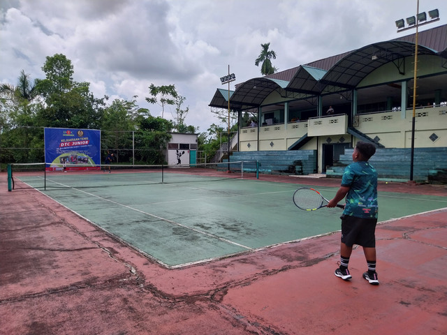 Kejuaraan Tenis DTC Junior se-Kalimantan Barat Tahun 2025 yang berlangsung di Lapangan Tenis Sutera, Jalan MT. Haryono, Pontianak, pada Minggu, 26 Januari 2025. Foto: A,ycia Tracy Nabila/Hi!Pontianak