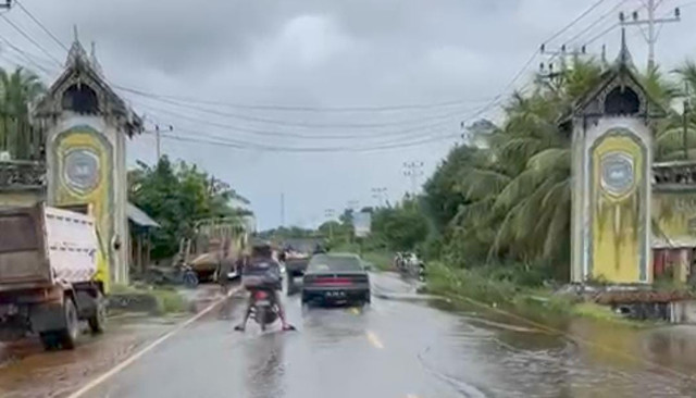 Jalan nasional yang terendam banjir di Mempawah. Foto: Muhammad Zain/Hi!Pontianak