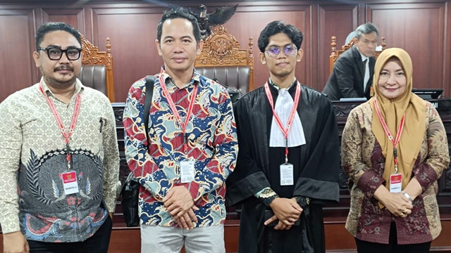 Anggota KPU Kabupaten Minahasa Tenggara bersama kuasa hukum selepas sidang di Mahkamah Konstitusi.