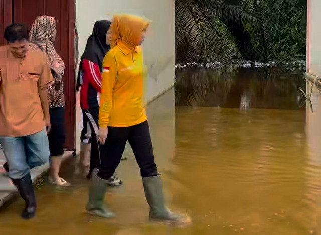 Kadisdikbud Kalbar, Rita Hastarita saat mengunjungi SMAN 1 Anjongan yang terdampak banjir. Foto: Dok. Instagram @dikbudkalbar