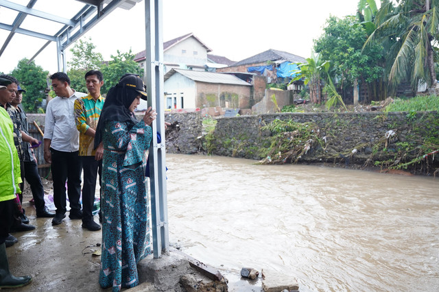 Wali Kota Bandar Lampung, Eva Diana saat meninjau warga terdampak banjir di Way Lunik, Panjang, Bandar Lampung |Foto : Dok. Diskominfo Bandar Lampung