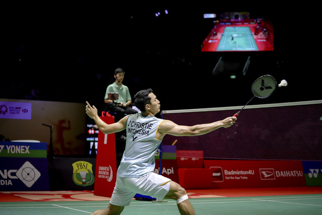 Aksi Jonatan Christie saat melawan Kunlavut Vitidsarn dalam final Indonesia Masters 2025 di Istora Senayan, Jakarta, Minggu (26/1/2025). Foto: Jamal Ramadhan/kumparan