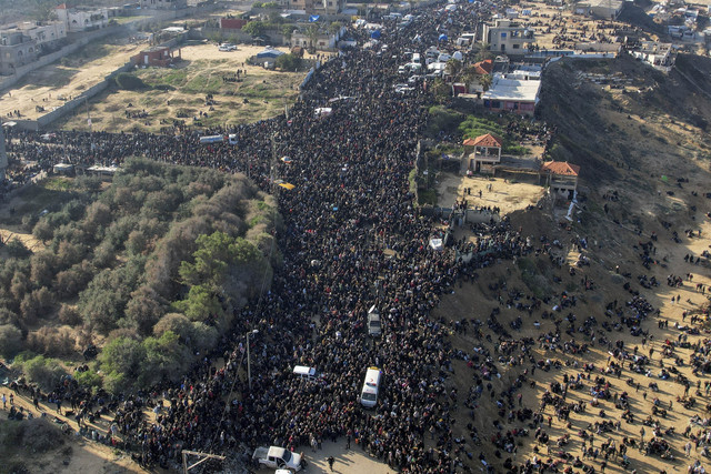 Foto udara warga Palestina menunggu untuk diizinkan kembali ke rumah mereka di Jalur Gaza tengah, Minggu (26/1/2025). Foto: Stringer/REUTERS