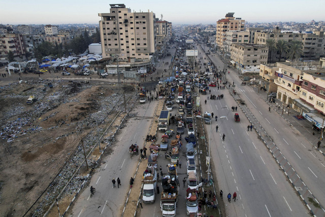 Foto udara warga Palestina menunggu untuk diizinkan kembali ke rumah mereka di Jalur Gaza tengah, Minggu (26/1/2025). Foto: Stringer/REUTERS