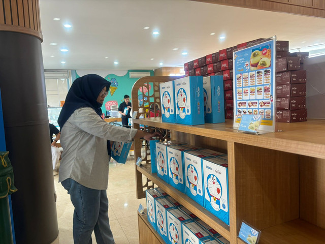 Seorang pengunjung sedang membeli Bakpia Kukus rasa Matcha Jepang di Store Bakpia Kukus Tugu Jogja, Minggu (26/01/2025). Foto: Tugu Jogja