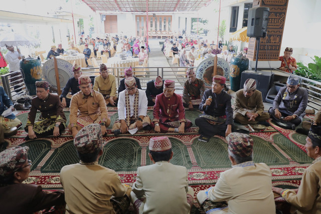 Prosesi pemberian gelar adat kepada Penjabat (Pj.) Gubernur Lampung Samsudin dan istri, Maidawati Retnoningsih dari Majelis Penyimbang Adat Lampung (MPAL) | Foto : Dok. Adpim