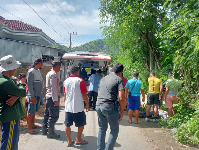 Polsek Boyolangu Datangi TKP Ditemukannya Orang Minggal Dunia di Pinggir Jalan 