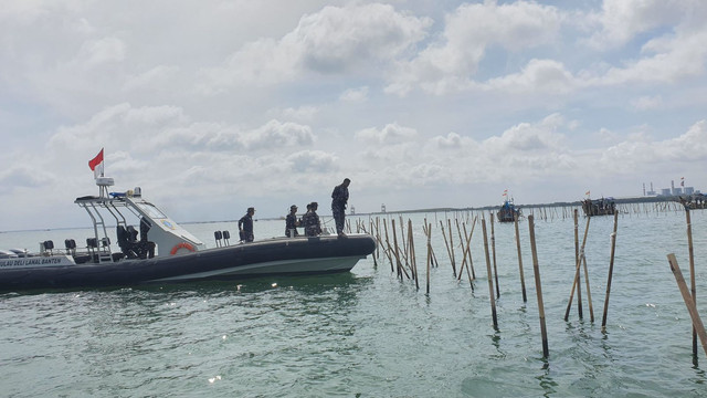 TNI AL bersama Instansi Maritim dan masyarakat nelayan kembali membongkar pagar laut yang berada di Tangerang, Minggu (26/1/2025).  Foto: Dok. Dinas Penerangan Angkatan Laut