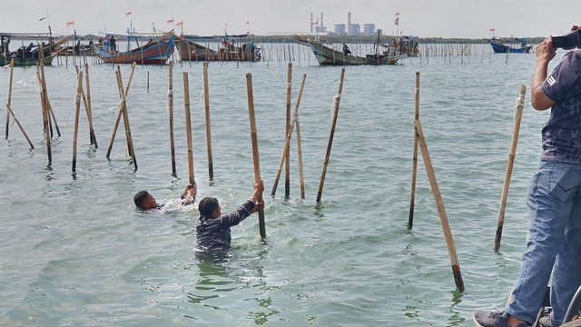 TNI AL bersama Instansi Maritim dan masyarakat nelayan kembali membongkar pagar laut yang berada di Tangerang, Minggu (26/1/2025).  Foto: Dok. Dinas Penerangan Angkatan Laut