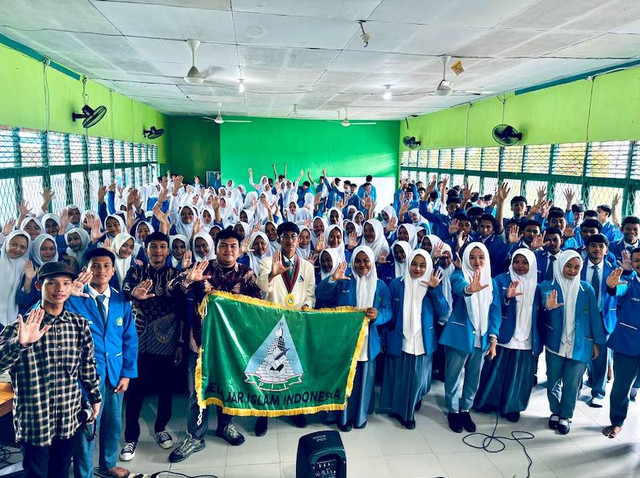 Antusiasme tinggi tampak dari peserta SAPA PELAJAR Program Goes to School di MAN Landak, siap raih sukses dalam proses pembelajaran