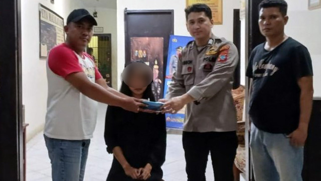 Tim Resmob menyerahkan pelaku penipuan sewa menyewa kamera ke anggota Polisi Polsek Malalayang. (foto: istimewa)