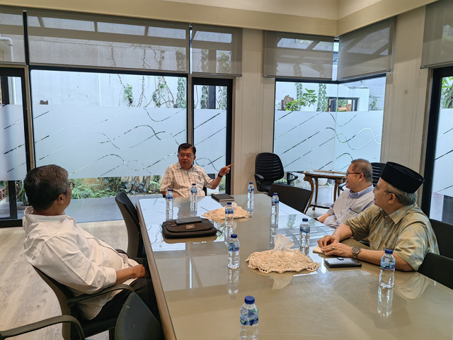 Ketua Umum DMI Jusuf Kalla saat rapat terbatas dengan Wakil Ketua Umum PP DMI Rudiantara, Sekjen PP DMI Rahmat Hidayat dan Direktur Program PP DMI Wijayanto.  Foto: Dok. Istimewa