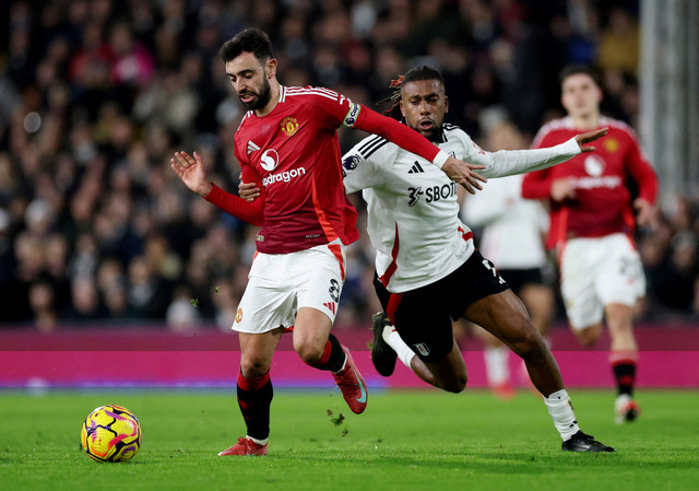 Duel Bruno Fernandes dengan Alex Iwobi saat Fulham vs Manchester United (MU) dalam laga pekan ke-23 Liga Inggris 2024/25 di Stadion Craven Cottage, London, Senin (27/1) dini hari WIB. Foto: REUTERS/Hannah McKay