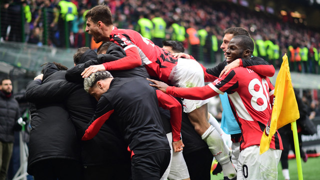 Selebrasi gol pemain AC Milan saat lawan Parma dalam laga pekan ke-22 Liga Italia 2024/25 di Stadion San Siro, Minggu (26/1) malam WIB. Foto: REUTERS/Daniele Mascolo