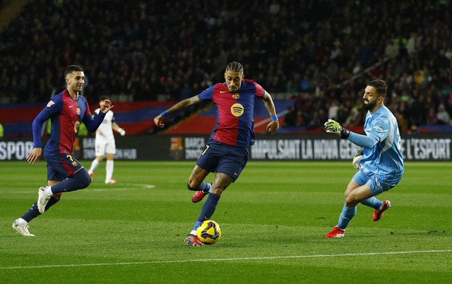 Detik-detik Raphinha cetak gol Barcelona vs Valencia dalam laga pekan ke-21 Liga Spanyol 2024/25 di Estadi Olimpic Lluis Companys, Senin (27/1) dini hari WIB. Foto: REUTERS/Albert Gea